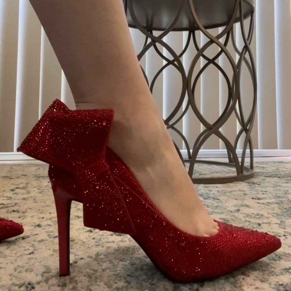 Red sparkling shoes 👠